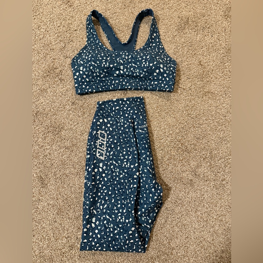 Lorna Jane Blue Patterned Sports Bra and Leggings Set